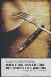 MIENTRAS CENAN CON NOSOTROS LOS AMIGOS | 9788493354657 | HERNANDEZ, AVELINO